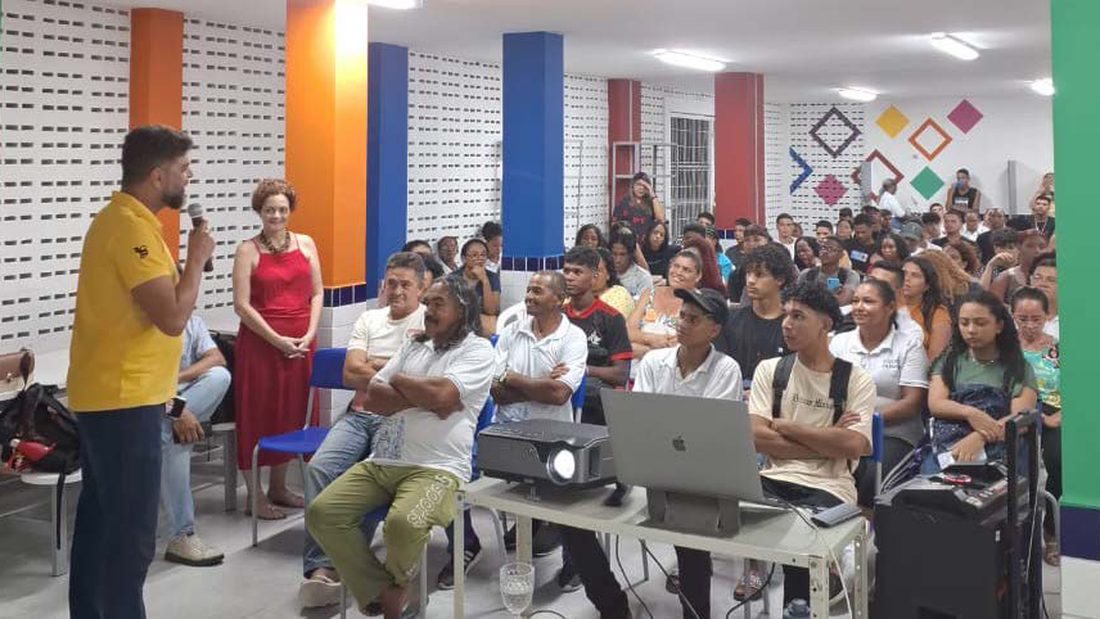 Auditório lotado de estudantes na ECI Tenente Lucena durante a apresentação do projeto.