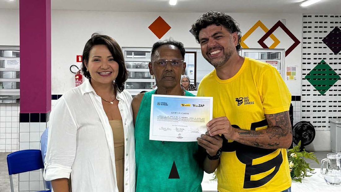 Entrega de certificado na ECI Tenente Lucena, com a equipe da Go Bee Zap.